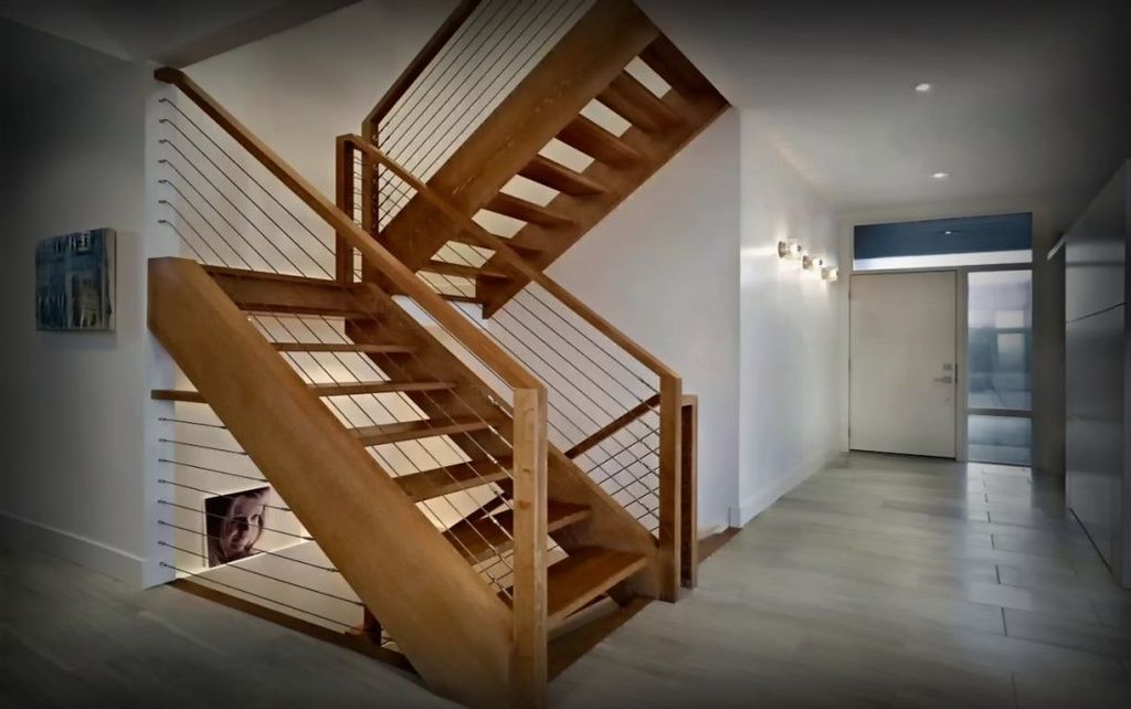 Деревянная лестница для загородного дома