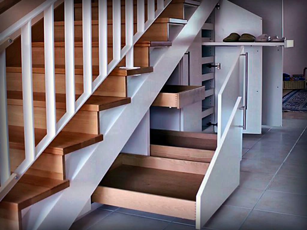Как использовать пространство под лестницей, уникальные дизайнерские идеи