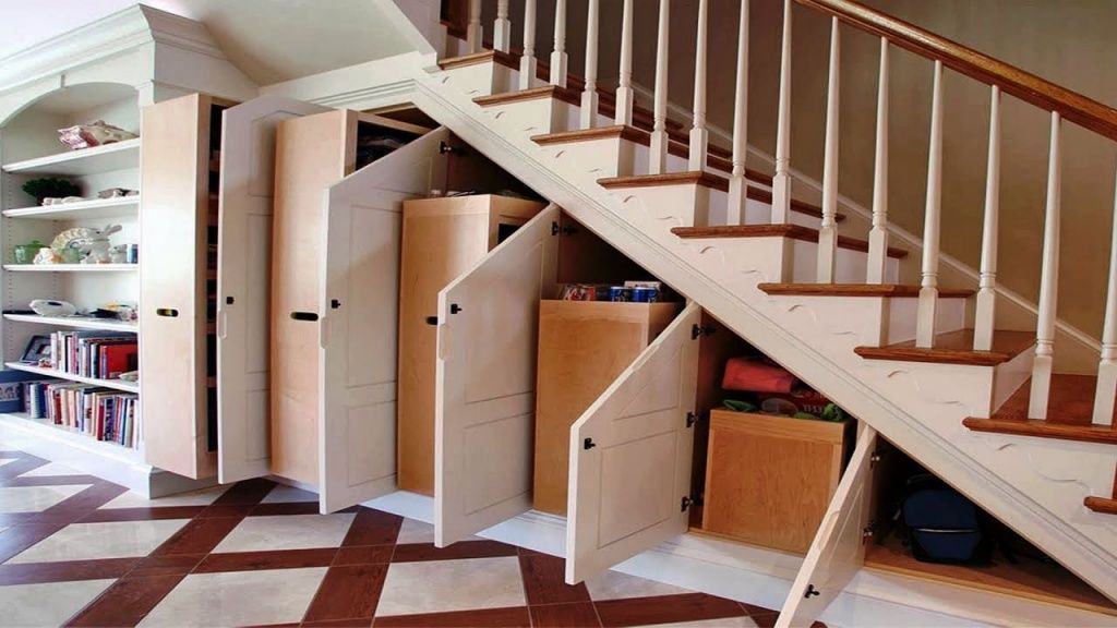 Шкаф под лестницей с распашными дверками